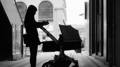 Девушки обокрали спортивный магазин в Петербурге с помощью детской коляски