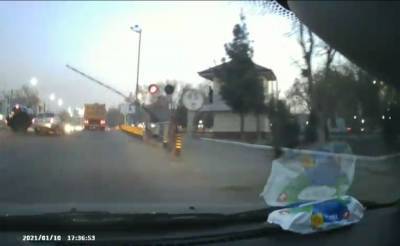 В Ташкенте два водителя пытались проскочить опускающийся шлагбаум на железнодорожном переезде. Одно авто перевернулось