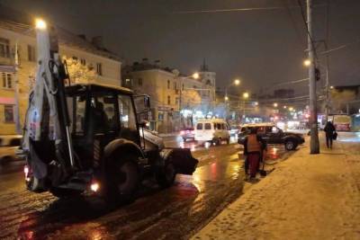Астраханские коммунальщики продолжают устранять последствия снегопада