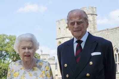 Королева Великобритании и ее супруг привились от коронавируса