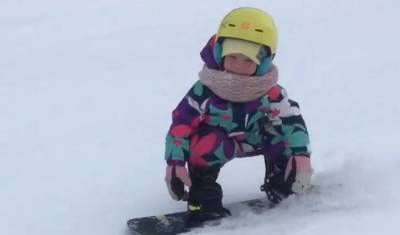 Юная тюменка уже в 2,7 лет уверенно катается на сноуборде