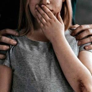В Васильевке мужчина изнасиловал 13-летнюю девочку, которая жила по соседству