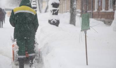 В Саратовской области учителей вновь заставили убирать снег