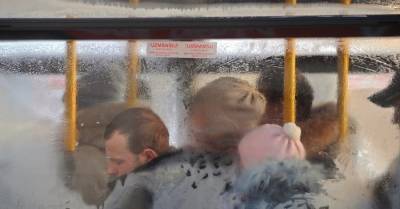 Из-за снегопадов общественный транспорт в Риге ходит с опозданием