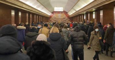 Полные вагоны, но все в масках: СМИ узнали, как работает в Киеве метро во время локдауна