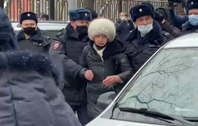 Полиция задержала нескольких активистов, пришедших поддержать аспиранта Мифтахова