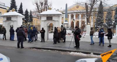 "Он должен добровольно уйти": что в эти минуты происходит у посольства РФ в Армении
