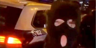 В Днепре пьяная водитель запустила в сотрудницу полиции пивной бутылкой — видео