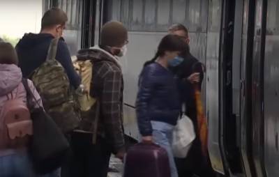 Пассажиры поезда "Укрзалізниці" устроили масочный саботаж, проводник присоединился: скандальное фото