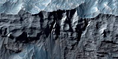 NASA опубликовало фото самого большого каньона в Солнечной системе