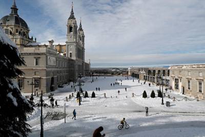Жительница Испании сочла выпавший снег ненастоящим