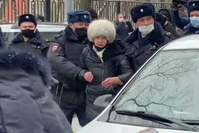В Москве задержали людей, пришедших на приговор аспиранту Мифтахову