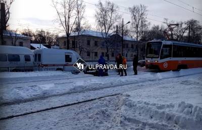У трамвайной остановки на Локомотивной скончался мужчина