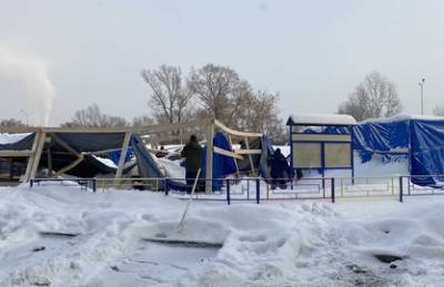 В Уфе из-за снега обрушилась временная конструкция над детской площадкой