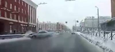 Стало известно, как автомобилист "потерял" капот в центре Петрозаводска (ВИДЕО)