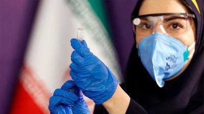 В Иране запретили вакцины от коронавируса американского и британского производства
