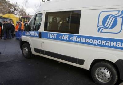 В Киеве посреди улицы прорвало коллектор: на дороге провалился асфальт