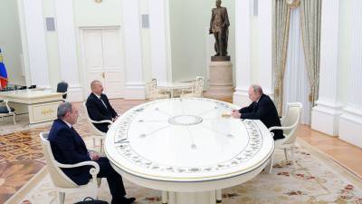 Алиев и Пашинян поздоровались без рукопожатий