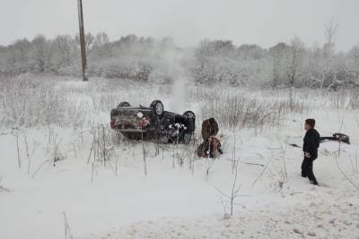 Я машину разбила!: в Тверской области женщина совершила сальто на автомобиле