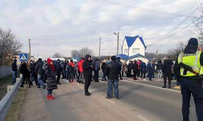 На западе Украины люди массово перекрывают дороги из-за новых тарифов