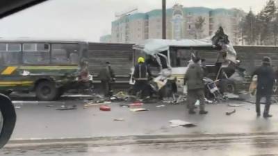 Грузовик столкнулся с военными автобусами в Подмосковье. Видео