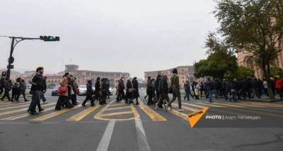 "Из-за таких приказов погибли наши дети": протест у Следственного комитета в Ереване