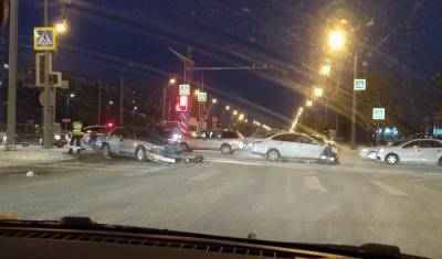 В Тюмени на перекрестке улиц Николая Федорова и Широтной произошла авария