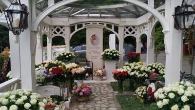 Роскошный памятник на могиле актрисы Веры Глаголевой оценили в 12 млн рублей