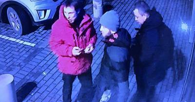 В Калининграде ищут троих мужчин, ограбивших пенсионера в магазине на Левитана (видео)