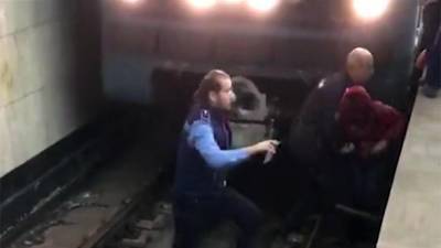 В Москве машинист успел остановить поезд перед упавшим на рельсы метро ребенком