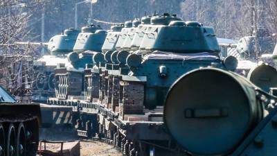 Танкисты ЗВО преодолели рвы и минно-взрывные заграждения на Т-34 в Подмосковье
