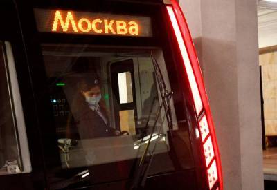Появилось видео падения мальчика на рельсы в московском метро