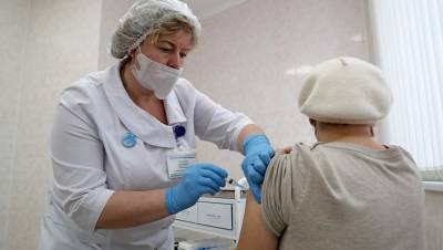 Прививки от COVID сделали более 13 тыс. петербуржцев
