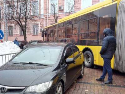 "Парковка для оленей": в Харькове авто с киевскими номерами нашло свое место, забавное фото
