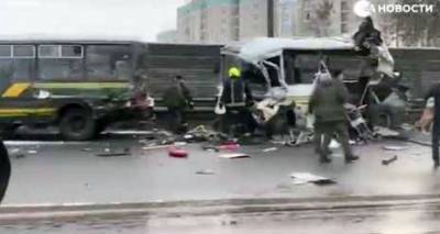 Самосвал столкнулся с военными автобусами: беспрецедентное ДТП на Новой Риге. Видео