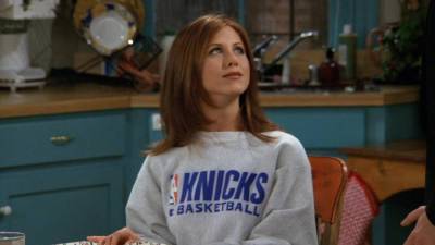 «Друзья» — культовый сериал 90-х. Где купить свитшоты и свитеры, как у Росса, Моники, Чендлера и Рэйчел