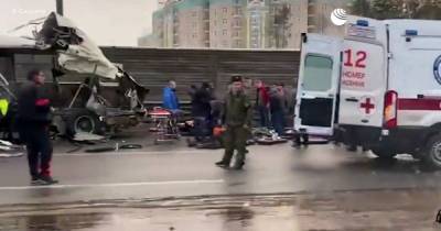 В России грузовик протаранил колонну автобусов с военными: четверо погибших (видео)