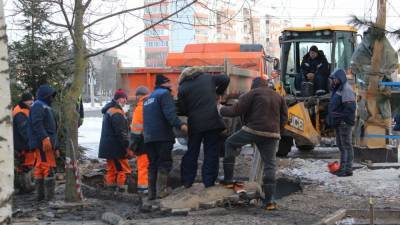 В Великом Новгороде передумали сносить бюст Коровникова из-за прорыва канализации