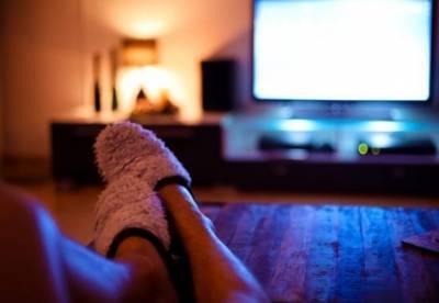 Почему нельзя спать перед телевизором — ответ ученых