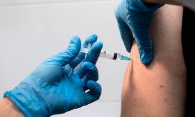 Чиновники обещают вакцину от коронавируса в скором времени, но кто и как ее сможет получить?