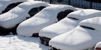 Сотни машин погребены под сугробами после рекордного снегопада на севере Японии