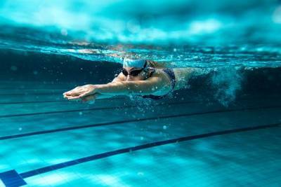 Эксперты назвали болезни, которые можно излечить плаванием