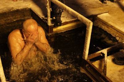 В канун Крещения в МЧС напомнили о нескольких десятках человек, провалившихся под лед в Твери