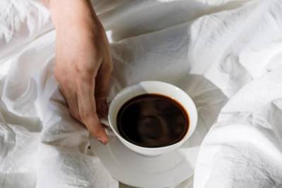 Британский врач советует не пить кофе и сок по утрам