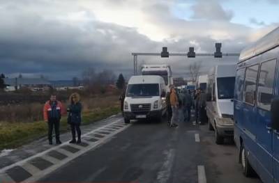 Толпятся на границах с Польшей и Словакией: украинцы хлынули обратно на заработки – километровые очереди