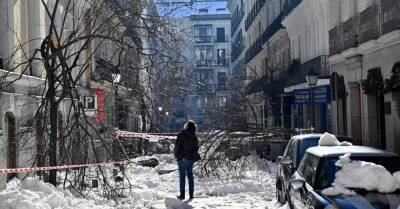 Шторм "Филомена": снег в Мадриде, серфинг в Барселоне, аномальное тепло в Афинах