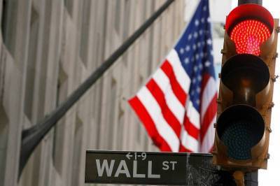 Уолл-стрит снижается на фоне политической встряски в США