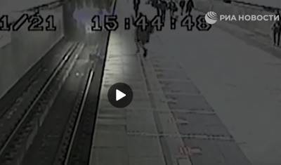 Машинист московского метро вовремя затормозил и спас упавшего на рельсы ребенка