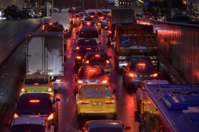 Столичных водителей предупредили об опасности на дорогах из-за похолодания