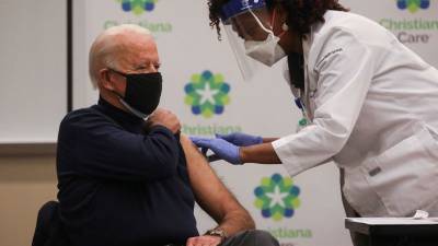 Байден сделает вторую прививку от коронавируса в присутствии журналистов
